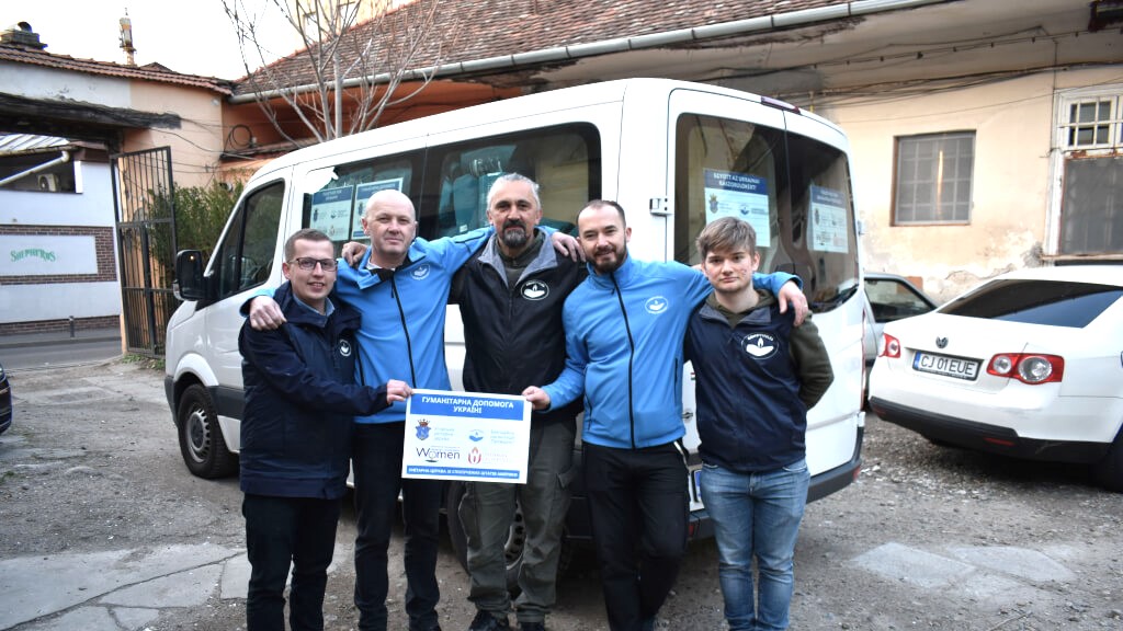 Vladimir (in the middle), Ukrainian refugee hosted by the Kolozsvár/Cluj Unitarians, together with Gondviselés staff and volunteers
